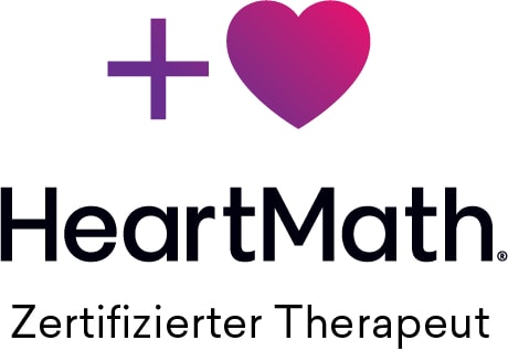 Heart-Math-Zertifizierter-Therapeut_Frank-Schulte Frank Schulte, ein zertifizierter HeartMath-Therapeut, steht in einem Behandlungsraum und strahlt Professionalität aus. Mit einem freundlichen Gesichtsausdruck und gekreuzten Armen verkörpert er Kompetenz und Zuversicht. Im Hintergrund sind Symbole der HeartMath-Methode zu sehen, die auf seine spezialisierte Ausbildung und Fähigkeiten in der Unterstützung von Menschen bei der Stärkung ihrer emotionalen Resilienz und Stressbewältigung hinweisen